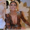 Juliana Paes aposta em vestido curto com decote e estampa de tigre para desfile de moda