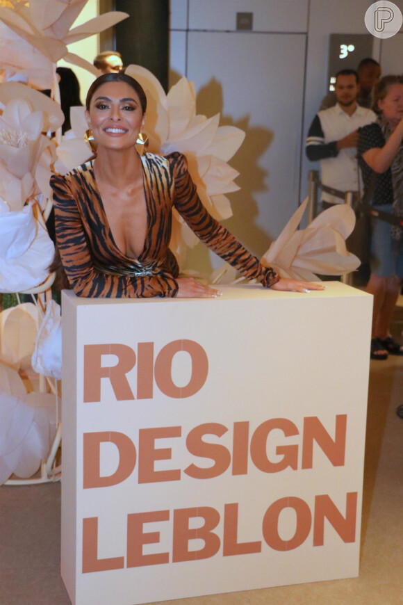 Juliana Paes aposta em vestido curto com decote e estampa de tigre para desfile de moda