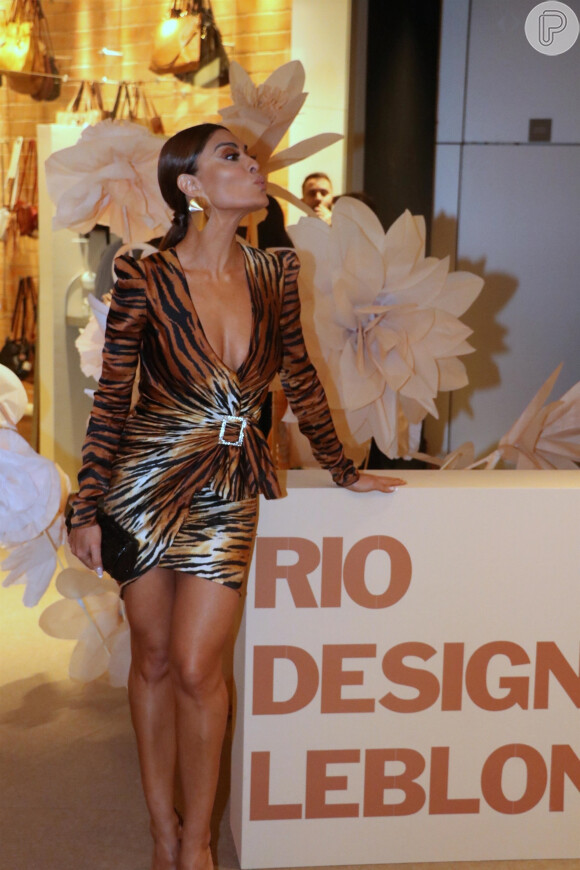 Juliana Paes manda beijo em desfile de moda