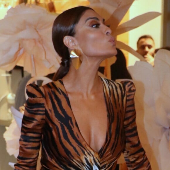 Juliana Paes manda beijo em desfile de moda