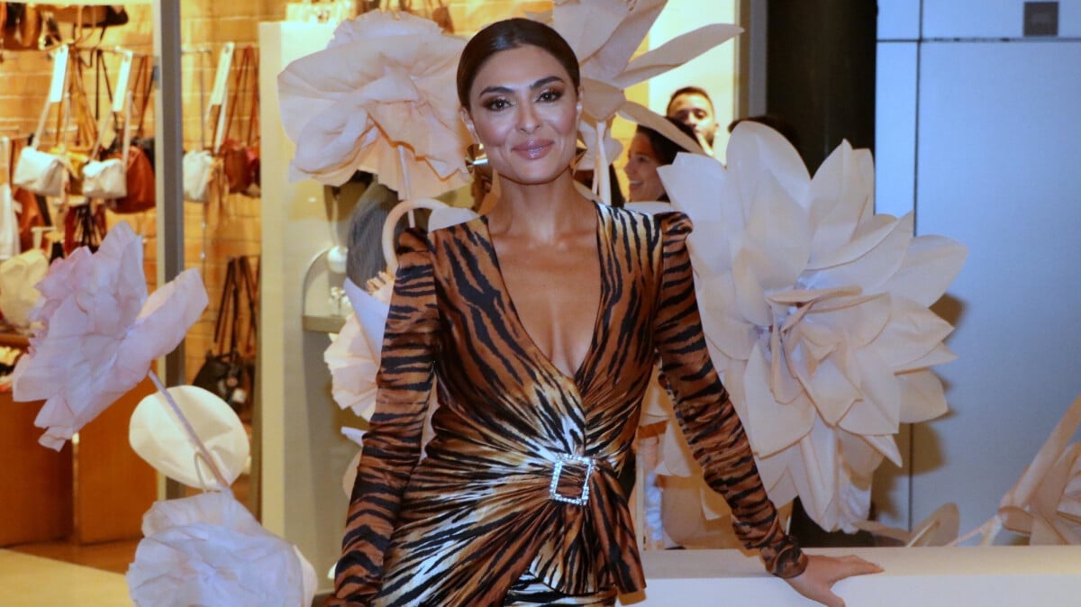 Juliana Paes aposta em aplique e alia decote a transpassado em look para  desfile - Purepeople