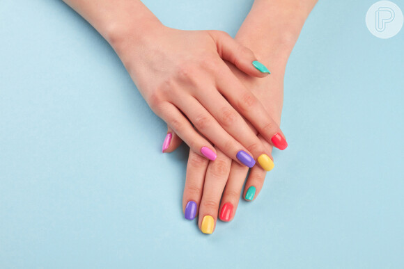 As skittles nails são a trend das unhas coloridas e deixam a manicure mais fun no verão!