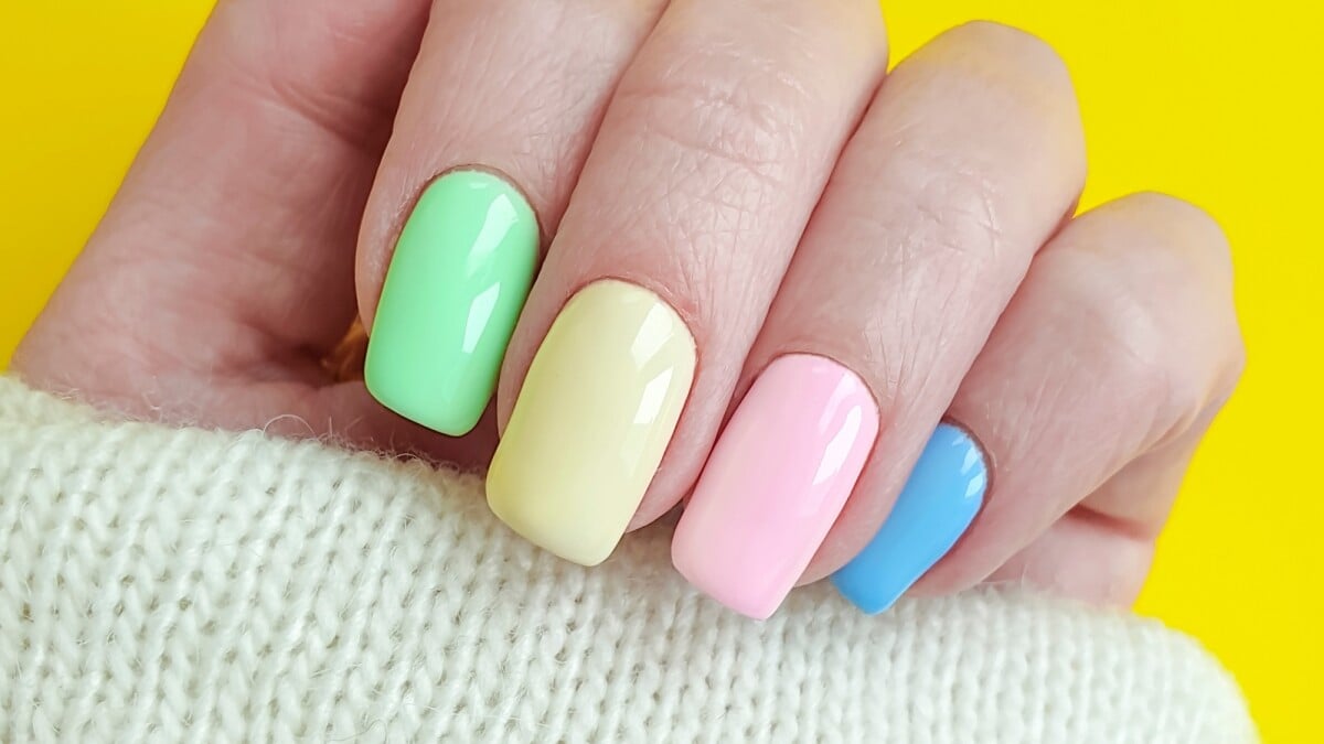 Como pintar as unhas com desenhos minimalistas