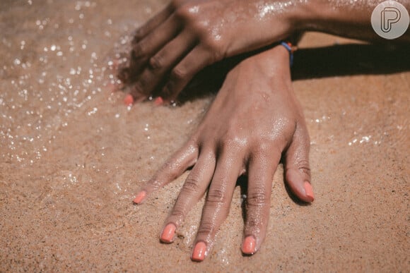 O esmalte nude com fundo laranja também deixa as unhas mais divertidas para o verão