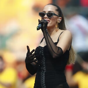 Anitta aderiu a tendências das luvas em look usado para se apresentar na final da Copa Libertadores da América 2019