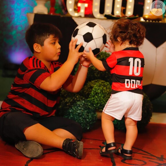 Filho de Wesley Safadão, Yhudy brinca com o irmão, Dom, em festa do pijama com tema do Flamengo na casa do pai nesta quarta-feira, dia 27 de novembro de 2019