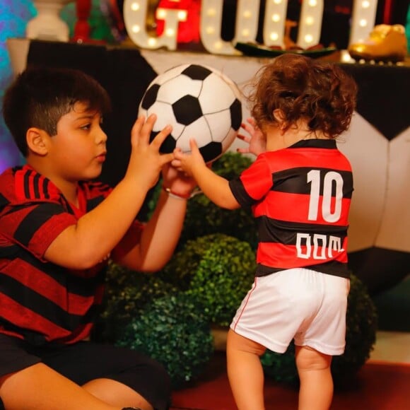 Filho de Wesley Safadão, Yhudy brinca com o irmão, Dom, em festa do pijama com tema do Flamengo na casa do pai nesta quarta-feira, dia 27 de novembro de 2019