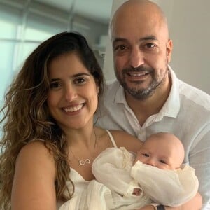 Camilla Camargo aponta sintonia com marido, Leonardo, nos cuidados com filho: 'Só não alimenta'