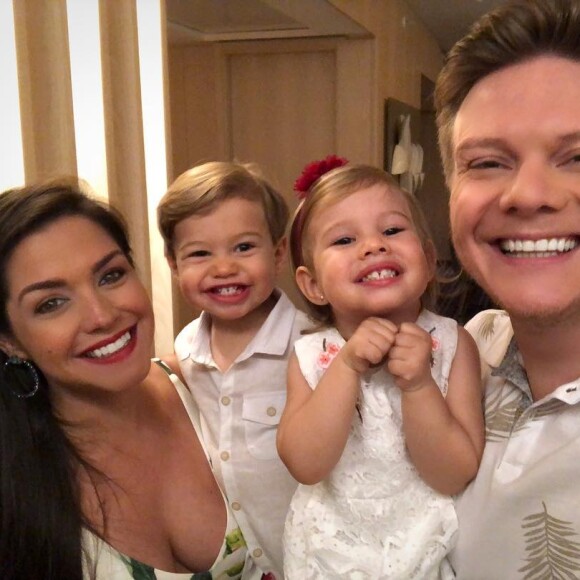 Filha mais velha de Michel Teló e Thais Fersoza, Melinda estava sorridente na bateria com o pai