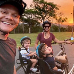 Michel Teló se divertiu ensinando bateria para os filhos, Melinda, de 3 anos, e Teodoro, de 2