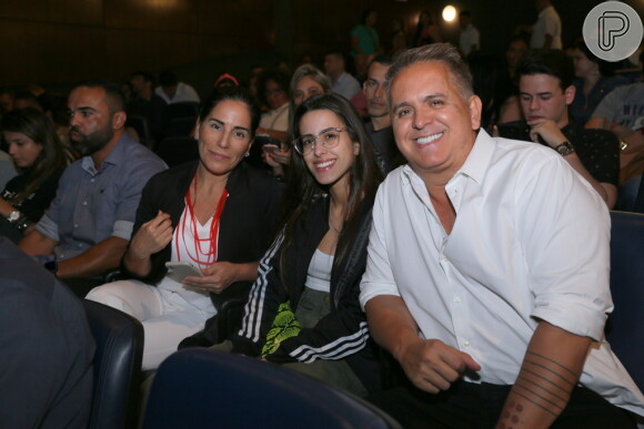 Viviane Araujo e Eri Johnson são prestigiados por Gloria Pires e família em teatro