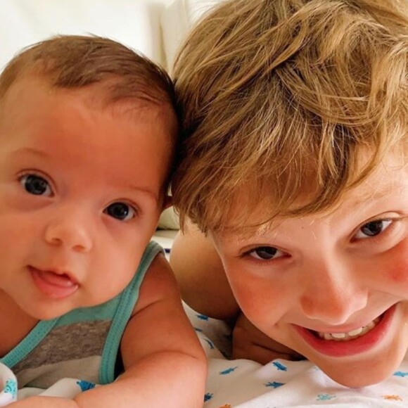 Carol Dantas mostra os filhos Davi Lucca e Valentin em foto, em 1º de dezembro de 2019