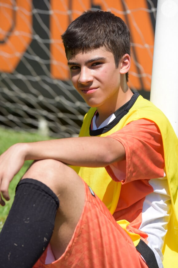 Na novela 'Amor Sem Igual', Caio (Henrique Camargo) é o filho da Furacão (Dani Moreno). Tem talento para o futebol, mas prefere o que o esporte pode lhe render