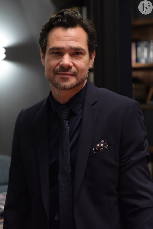 Na novela 'Amor Sem Igual', Leandro (Gabriel Gracindo) é o advogado que possui relação com Tobias (Thiago Rodrigues) em negócios ilegais. Também frequenta o Mademoiselle Olympia Night Club