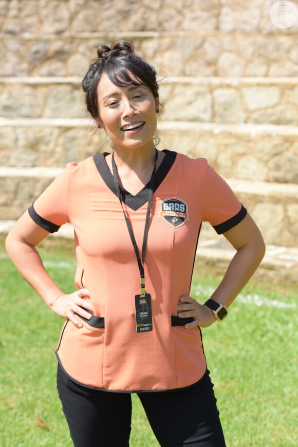 Na novela 'Amor Sem Igual', Tatiana (Yohama Eshima) é a fisioterapeuta da escolinha de futebol
