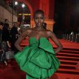 Verde é uma das cores tendência da temporada! A modelo  Adut Akech aposta no verde bandeira em um vestido de maxibabados 
