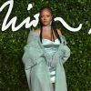 No Fashion Awards 2019, Rihanna aposta no look monocromático de vestido e sandália em tom de verde menta