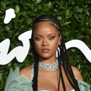 No Fashion Awards 2019, Rihanna aposta no look monocromático de vestido e sandália em tom de verde menta