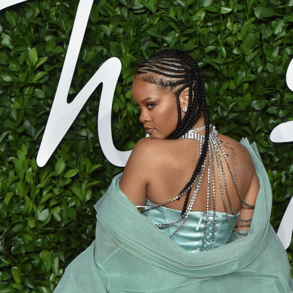 Fashion Awards 2019: Rihanna prova que o look monocromático em tons pastel pode ser chique e elegante