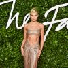 A moda Elsa Hosk apostou na trend do metalizado no look do Fashion Awards