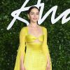 Look solar: Emilia Clarke aposta no amarelo bem vibrante como look do Fashion Awards 2019