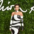 Rita Ora apostou no vestido preto e branco e maquiagem com sombra azul, bem moderna