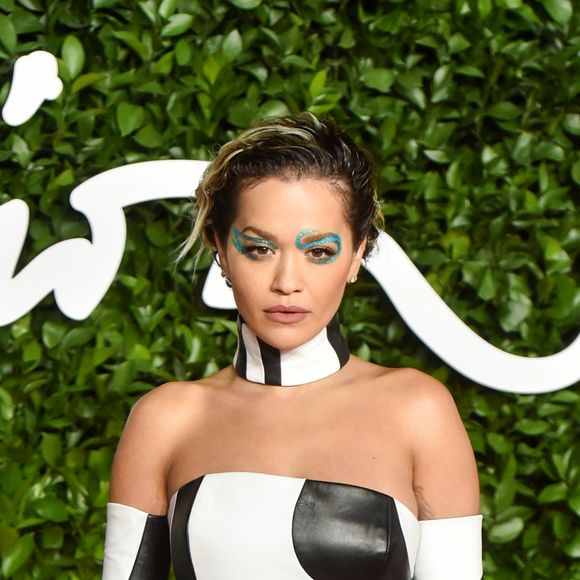Rita Ora apostou no vestido preto e branco e maquiagem com sombra azul, bem moderna