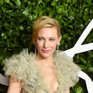 Cate Blanchett apostou em um vestido estilo princesa, bem delicado, em tom de verde claro, no Fashion Awards 2019