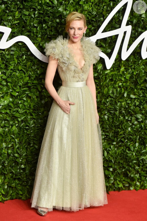 Cate Blanchett apostou em um vestido estilo princesa, bem delicado, em tom de verde claro, no Fashion Awards 2019