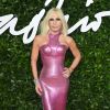 Donatella Versace apostou no tom de pink no look do Fashion Awards