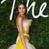 Olivia Culpo aposta no vestido volumoso branco com um toque de amarelo no look do Fashion Awards 2019