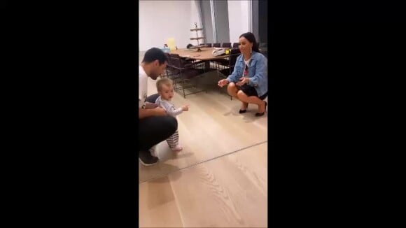 Sabrina Sato mostrou a filha, Zoe, dando os primeiros passos em vídeo