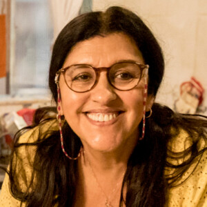 Lurdes (Regina Casé) acaba ajudando tráfico para apoiar Sandro (Humberto Carrão) na novela 'Amor de Mãe'