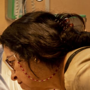 Lurdes (Regina Casé) é quase atingida por um tiro durante enterro de Katia (Vera Holtz) a novela 'Amor de Mãe'
