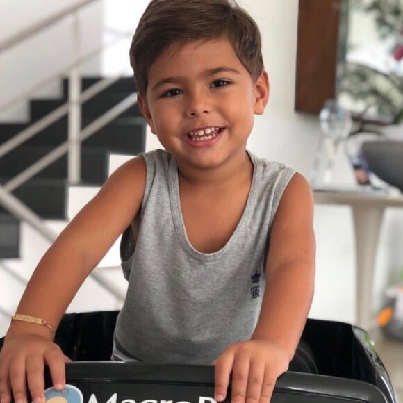 Filho de Simone, Henry é comparado com o marido da cantora, Kaká Diniz, em vídeo nesta quarta-feira, dia 04 de dezembro de 2019