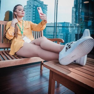 Maiara, da dupla com Maraisa, não abre mão do conforto ao escolher looks