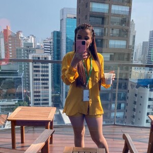 Maiara, da dupla com Maraisa, usou camisa de seda, short de couro e tênis com estampa de onça