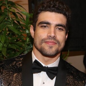 Caio Castro leva troféu e posa com membros da imprensa nesta quinta-feira, dia 05 de dezembro de 2019