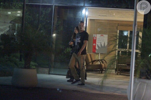 Paulinho Vilhena e Thaila Ayala foram vistos saindo juntos do apartamento do ator