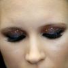 Glitter e aplicações coloridas deixam a maquiagem de Réveillon com cara de festa