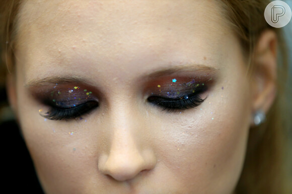 Glitter e aplicações coloridas deixam a maquiagem de Réveillon com cara de festa