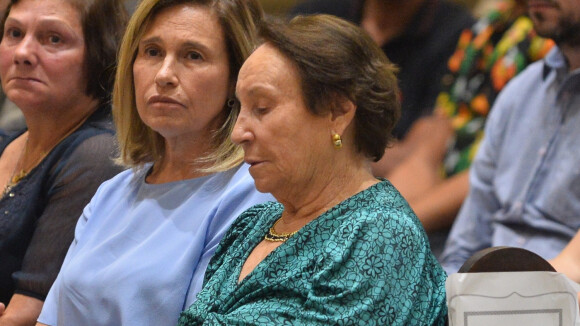 Mãe de Gugu Liberato é consolada em missa de sétimo dia do apresentador