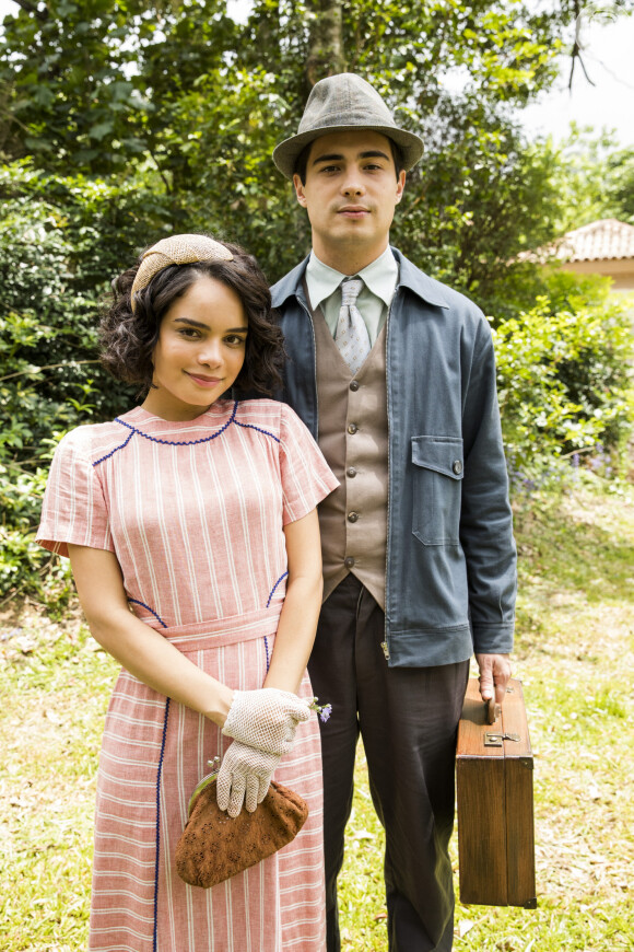 Carlos (Danilo Mesquita) e inês (Carol Macedo) se beijam e o rapaz fica extremamente confuso na novela 'Éramos Seis'