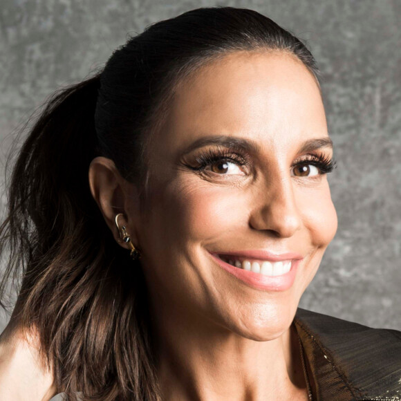 Ivete Sangalo publicou montagem na qual ela e Zoe, filha de Sabrina Sato, aparecem com vestidos parecidos