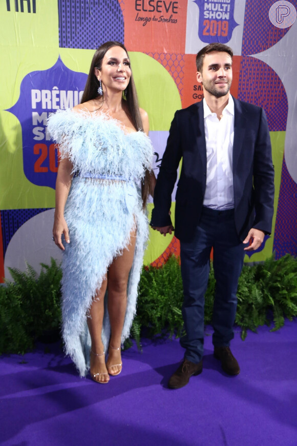 Ivete Sangalo usou vestido de plumas azul no Prêmio Multishow 2019