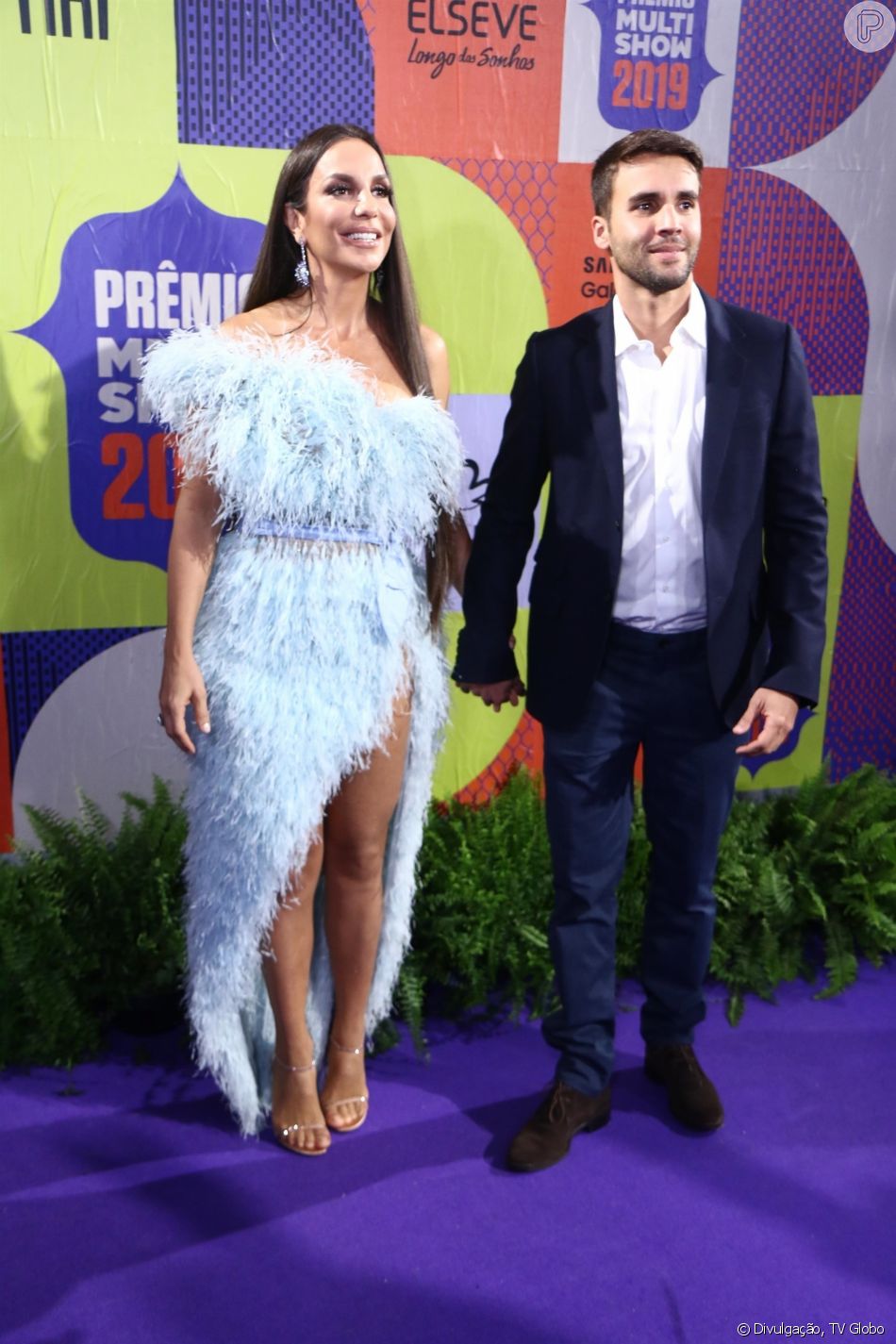 Ivete Sangalo usou vestido de plumas azul no Prêmio Multishow 2019