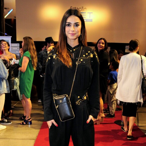 Thaila Ayala aposta em look monocromático preto no Festival do Rio nesta terça-feira, dia 10 de dezembro de 2019