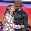 Andressa Suita beija o marido, Gusttavo Lima, durante lançamento de novo DVD do marido