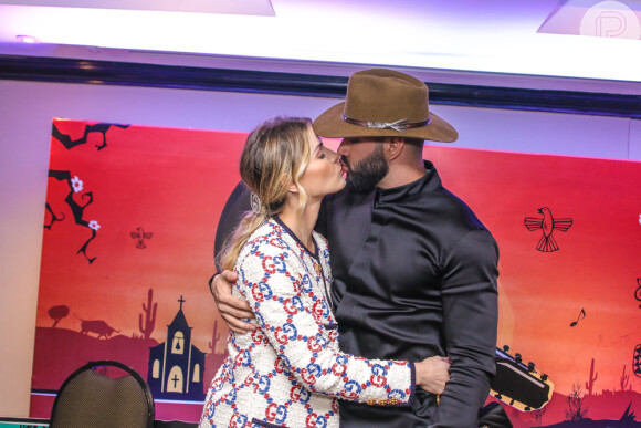 Andressa Suita beija o marido, Gusttavo Lima, durante lançamento de novo DVD do marido
