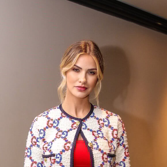 Andressa Suita usou um conjunto com tweet personalizado com a logo da Gucci